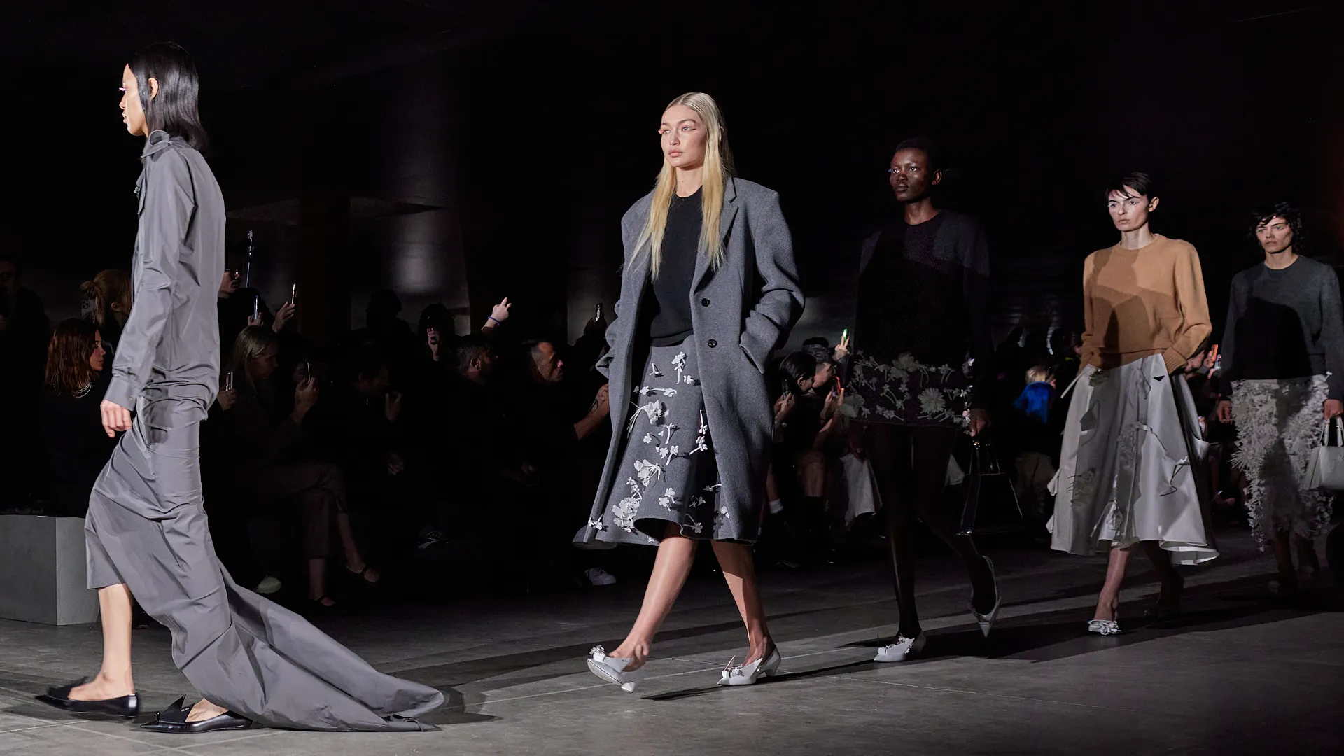 PRADA ロンT 今季新作2023 PRADA ロンT 今季新作2023安い